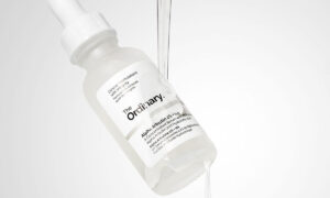 سرم ضدلک اوردینری مدل Alpha Arbutin 2% + HA با حجم 30 میلی لیتر، بطری شفاف با پمپ و طراحی ساده، مناسب برای کاهش لک‌های پوستی و روشن‌کنندگی پوست.