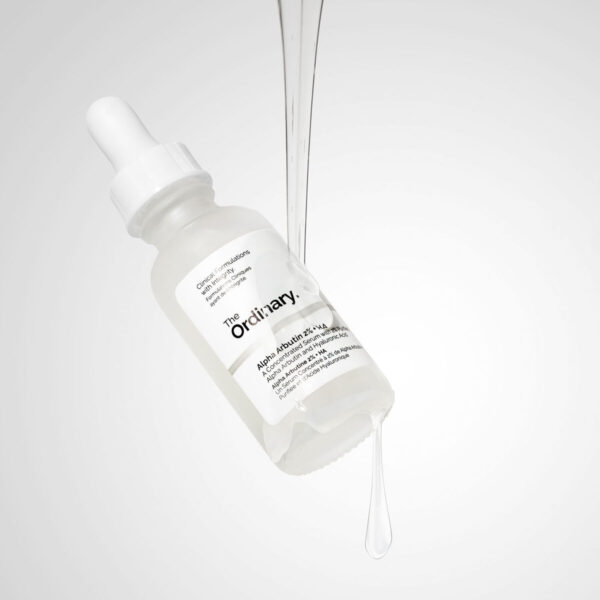سرم ضدلک اوردینری مدل Alpha Arbutin 2% + HA با حجم 30 میلی لیتر، بطری شفاف با پمپ و طراحی ساده، مناسب برای کاهش لک‌های پوستی و روشن‌کنندگی پوست.