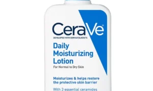 لوسیون مرطوب کننده روزانه سراوی مدل Daily Moisturizing Lotion با حجم 473 میلی‌لیتر، مناسب برای پوست نرمال تا خشک. این محصول با داشتن ترکیبات مغذی مانند سرامیدها و اسید هیالورونیک، به آبرسانی و تقویت سد دفاعی پوست کمک کرده و از خشکی و التهاب جلوگیری می‌کند.