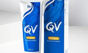 کرم مرطوب کننده QV برای پوست خشک و حساس، حجم 100 میلی گرم، مناسب برای تأمین رطوبت و نرمی پوست.