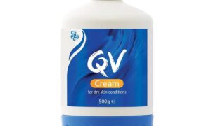 کرم مرطوب کننده پوست خشک کیو وی (QV Cream) مدل پمپی حجم 500 گرم، مناسب برای پوست‌های خشک و حساس، بدون عطر و رنگ، آبرسان قوی با فرمولاسیون غنی از اسکوالان و گلیسرین.